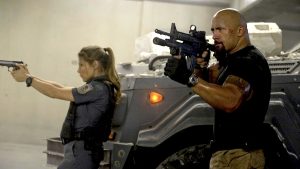 Fast & Furious 5 | Photo du film avec une femme policier qui tire au pistolet