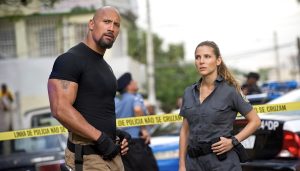 Fast & Furious 5 | Photo du film avec une jeune femme en uniforme de petite taille et un grand homme mûr