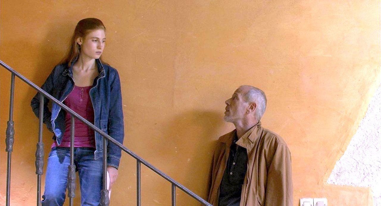 Agathe Bonitzer entre dans un rapport de séduction et d'attirance mutuelle avec un homme mûr dans le film Le mariage à trois de Jacques Doillon en 2010