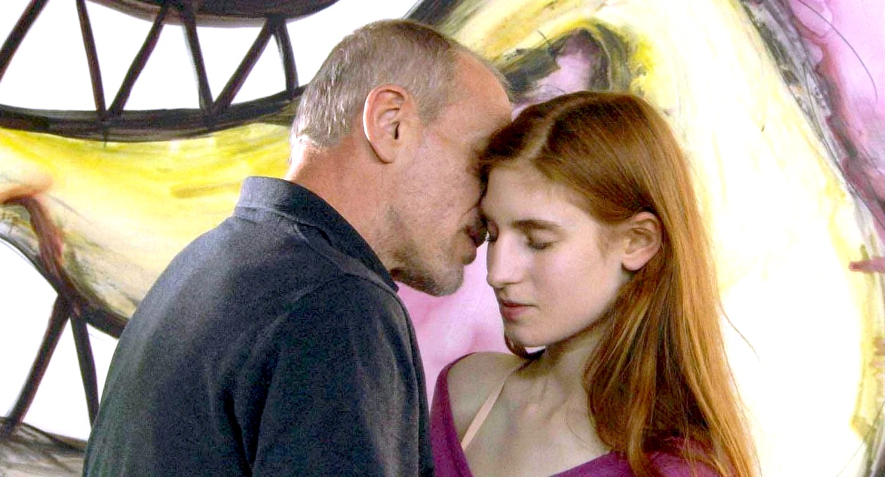 Fanny interprétée par Agathe Bonitzer à 21 ans qui succombe au charme d'un homme mûr dans le film Le mariage à trois en 2010