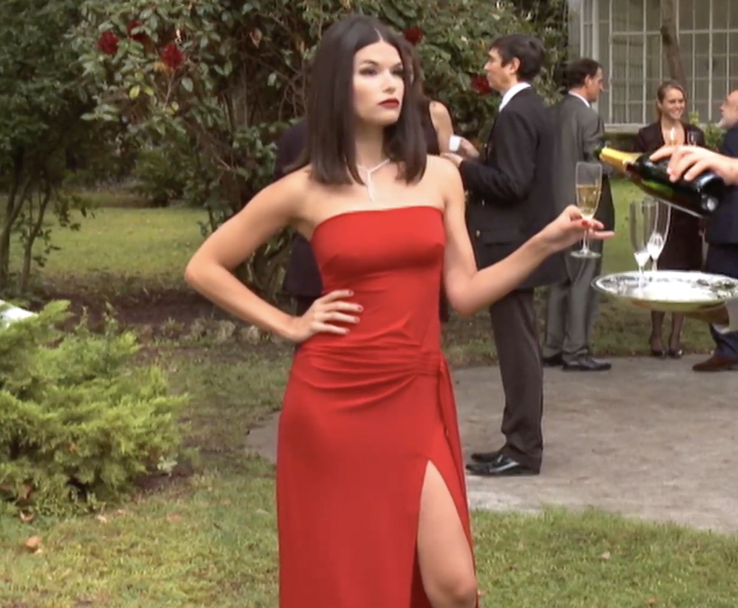 Flavie Péan interprète une call-girl de luxe altière voire dominatrice dans la série Sois riche et tais-toi en 2011