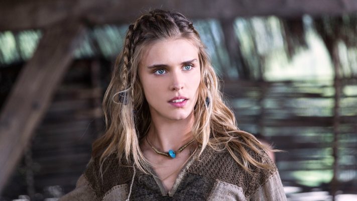 Gaia Weiss se met à nue