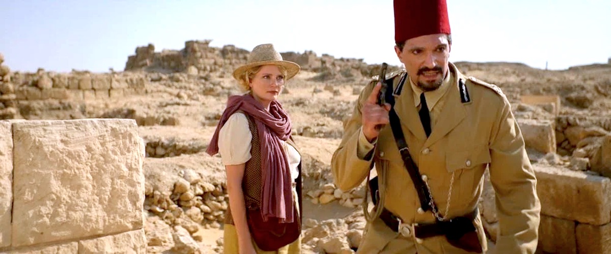 Mischa Barton est l'enquêtrice anglaise Miranda Green dans le film Meurtre à l'ambassade réalisé par Stephen Shimek en 2025 dont l'explication de la fin révèle une histoire vraie tragique pour la Grande-Bretagne