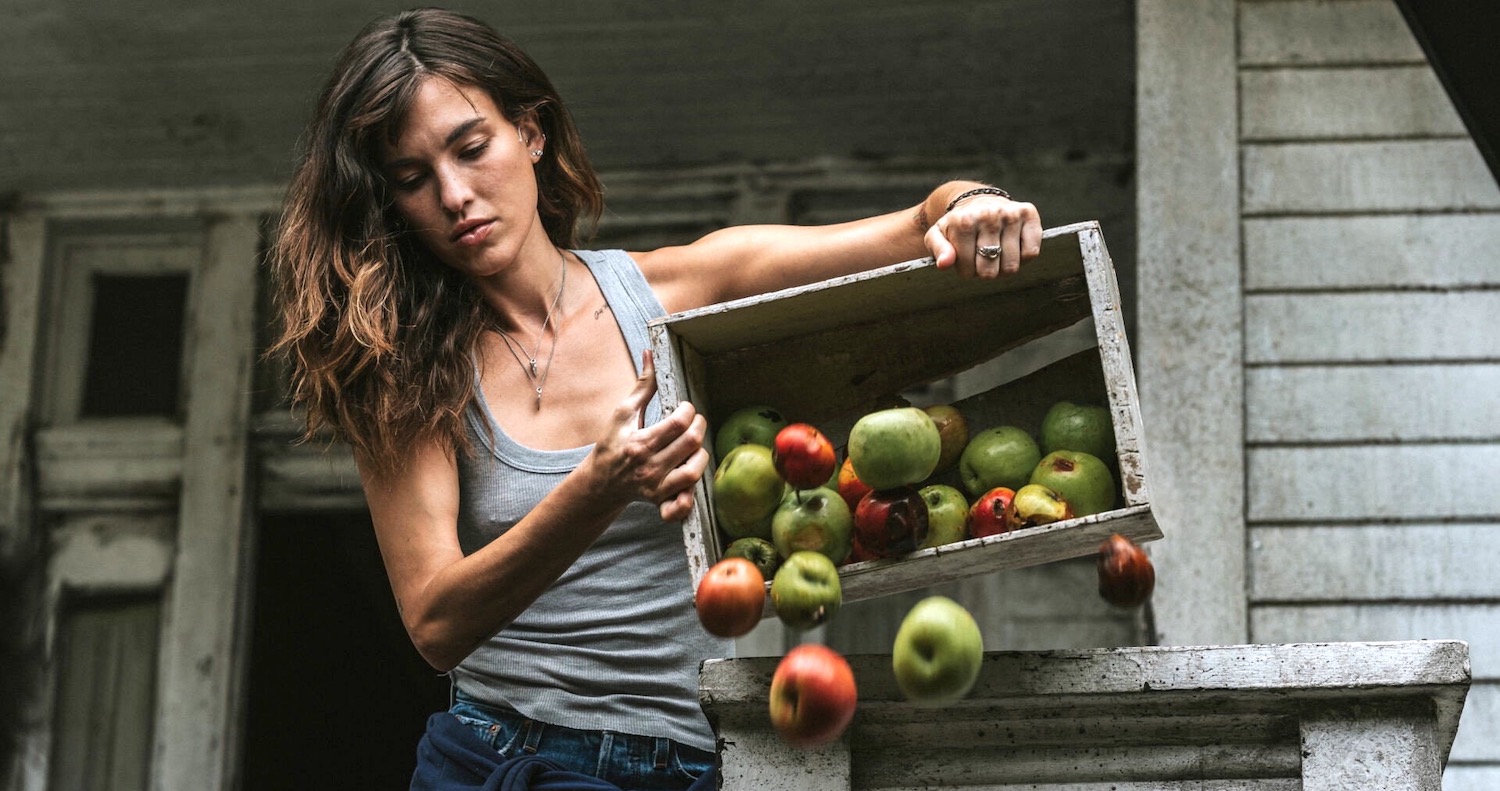 Les barrettes de piercing aux tétons de Rainey Qualley sont nettement visibles sous son débardeur gris dans plusieurs scènes du film Shut in en 2022