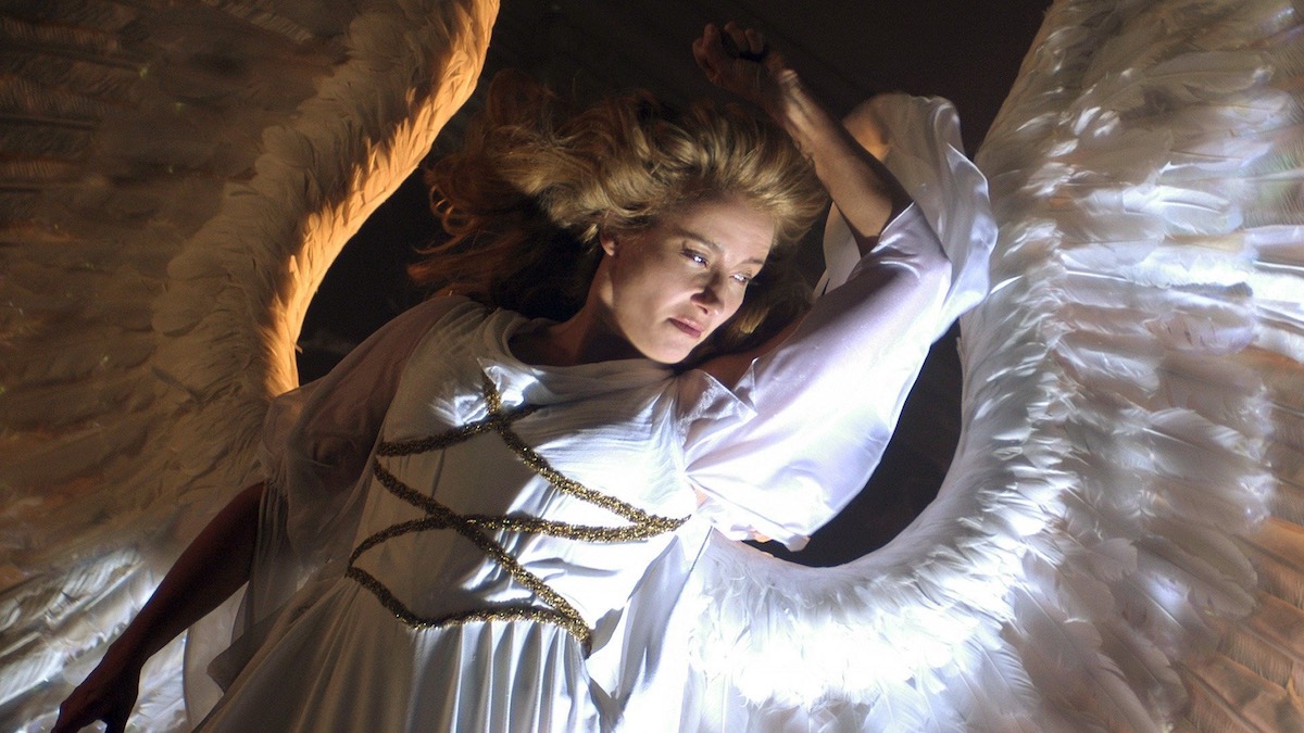 Emma Thompson est une femme ange qui veille sur les hommes malades du Sida en leur procurant un orgasme de bonheur dans la série Angels in America en 2003