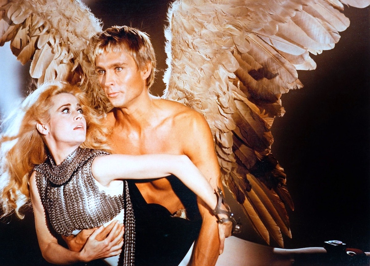 Jane Fonda est Barbarella transportée à travers les airs par les bras de l'homme ange Pygar dans le film Barbarella réalisé par Roger Vadim en 1968