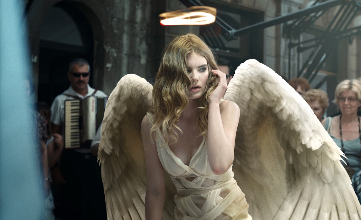 Une femme ange est tombée du ciel pour atterrir au milieu d'une rue d'une petite ville italienne afin de retrouver un homme qui sent irrésistiblement bon dans le film publicitaire Lynx Excite Even Angels Will Fall réalisé par Rupert Sanders en 2011