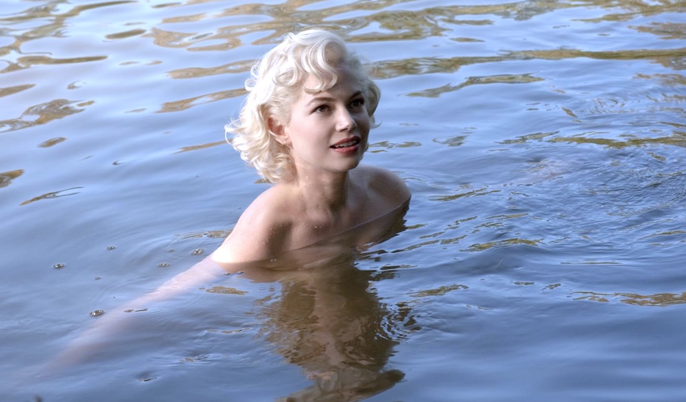 L'actrice Michelle Williams nue se baigne dans l'eau de la Tamise afin d'incarner Marilyn Monroe durant l'été 1956 lors d'un de ses seuls moments de liberté loin des journalistes relaté dans le film My week with Marilyn en 2011