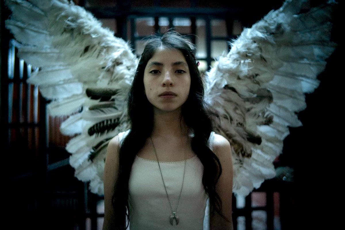 Giuliana Santa Cruz est Rita une jeune femme ange internée à l'intérieur d'une prison sans lois où les prisonnières sont vendues aux hommes dans le film Rita réalisé par Jayro Bustamante en 2024