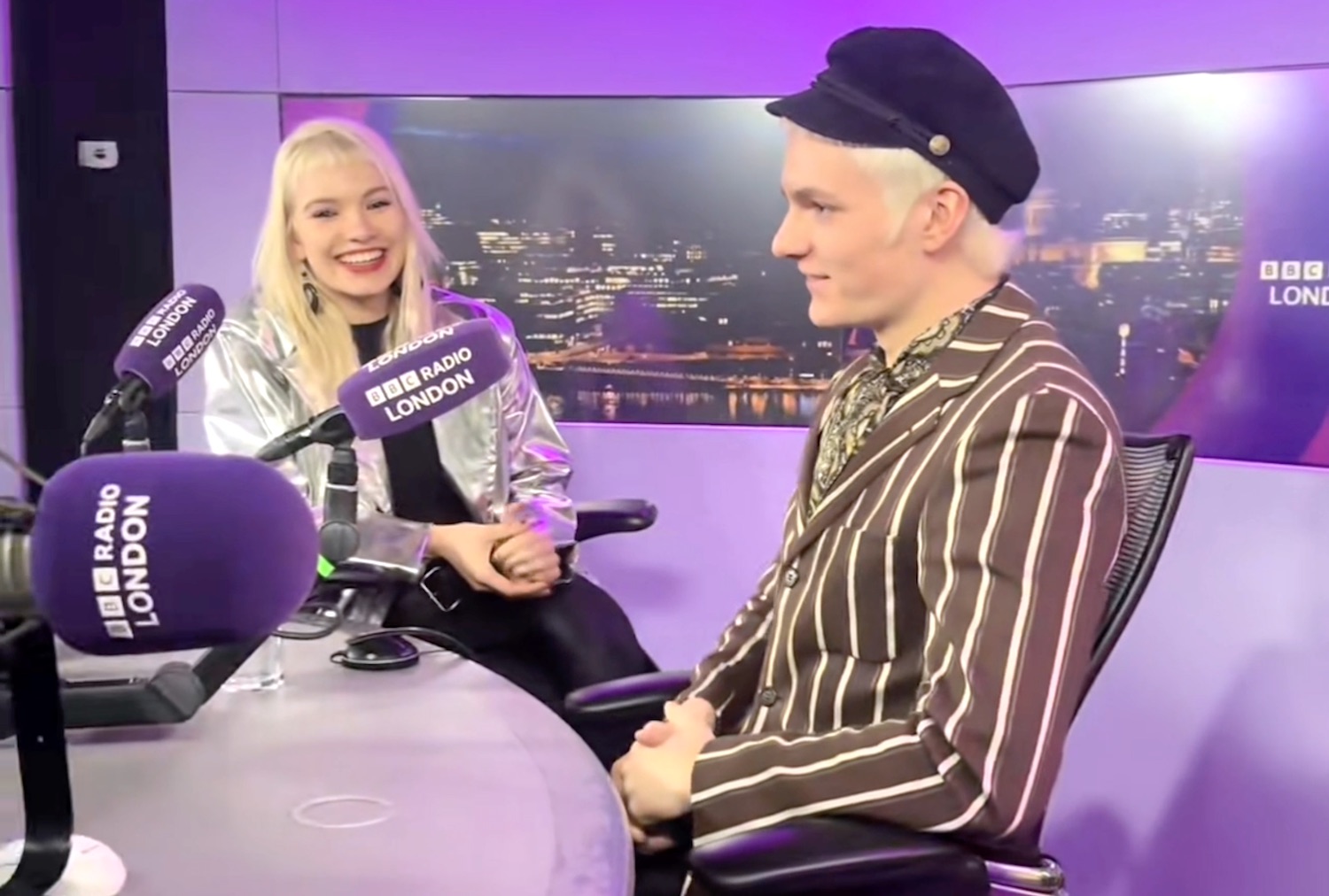 Issey Cartlidge du groupe The Molotovs vient de faire une sidérante provocation sexy dans l'émission de radio The Gemma Bradley Show sur BBC Radio London à côté de son frère Mathew Cartlidge qui va perturber encore plus l'animatrice