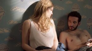 La jeune colocataire jouée par Margot Bancilhon s'apprête à prendre l'homme à quatre pattes en simulant une sodomie où elle serait dotée d'un pénis ou d'un gode-ceinture dans le film Ami-Ami en 2018