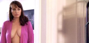 Julie Ann Emery seins nus sous un peignoir ouvert impudiquement interprète Tara Conway en exposant sa poitrine généreuse face à un homme dans son appartement