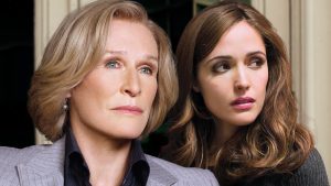 Patty Hewes jouée par Glenn Close et Ellen Parsons jouée par Rose Byrne utilisent leurs charmes incandescents de femme mûre et de jeune femme dominantes pour mettre à genoux les hommes qui leur font face dans la série Damages en 2017
