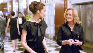 La très séduisante avocate Ellen Parsons interprétée par Rose Byrne et sa mentor Patty Hewes interprétée par Glenn Close sont prêtes à manipuler les hommes en toutes circonstances dans la série Damages en 2017