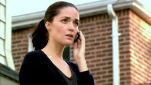 Rose Byrne offre une vibrante interprétation de Ellen Parsons jeune avocate qui apprend à manipuler les hommes pour les faire plier à ses volontés en découvrant ainsi toute sa véritable puissance féminine dans la série Damages en 2017