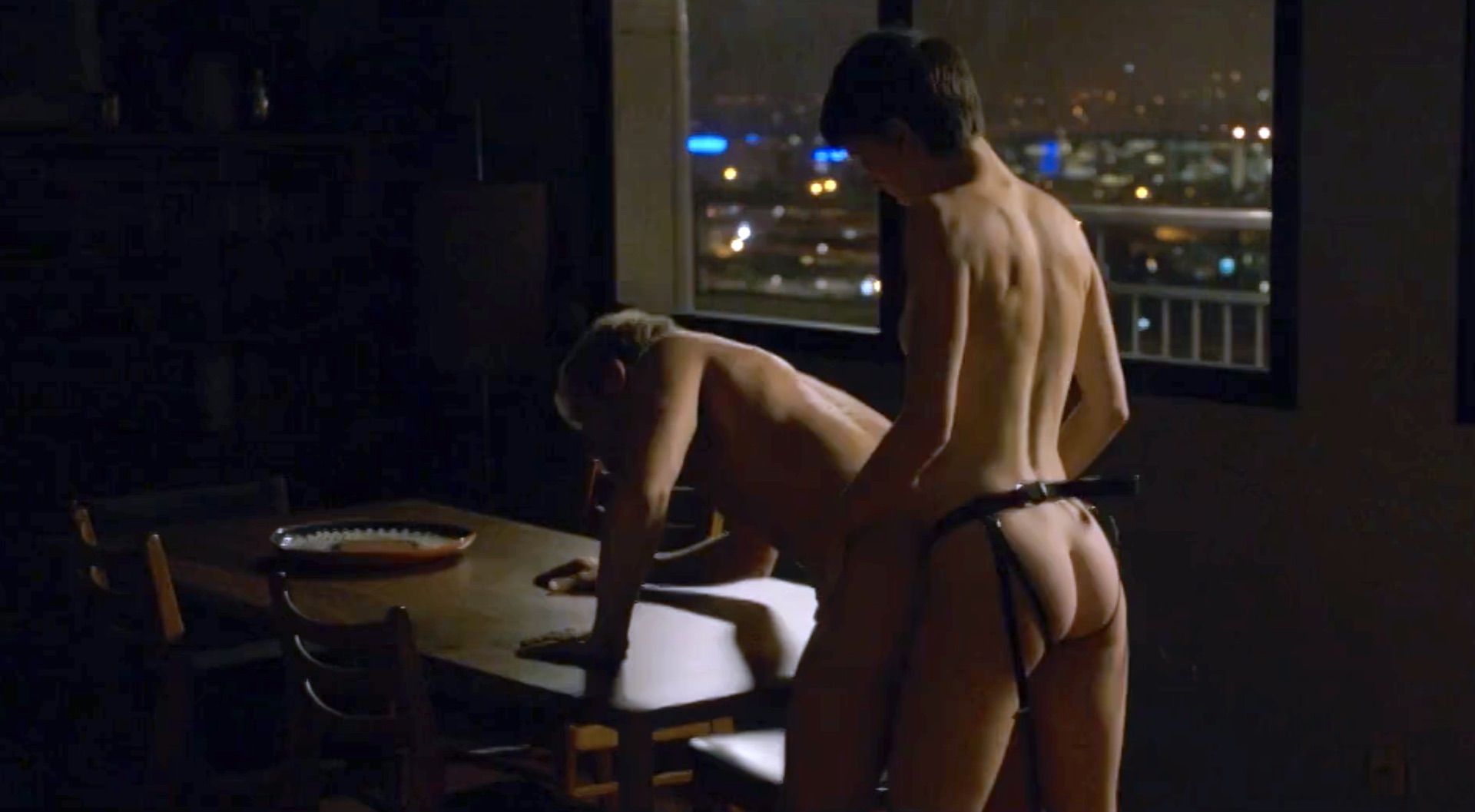 Marine Vacth incarne Chloé qui utilise un gode-ceinture pour sodomiser son psychothérapeute en le pénétrant avec vigueur dans le film L’Amant double en 2017