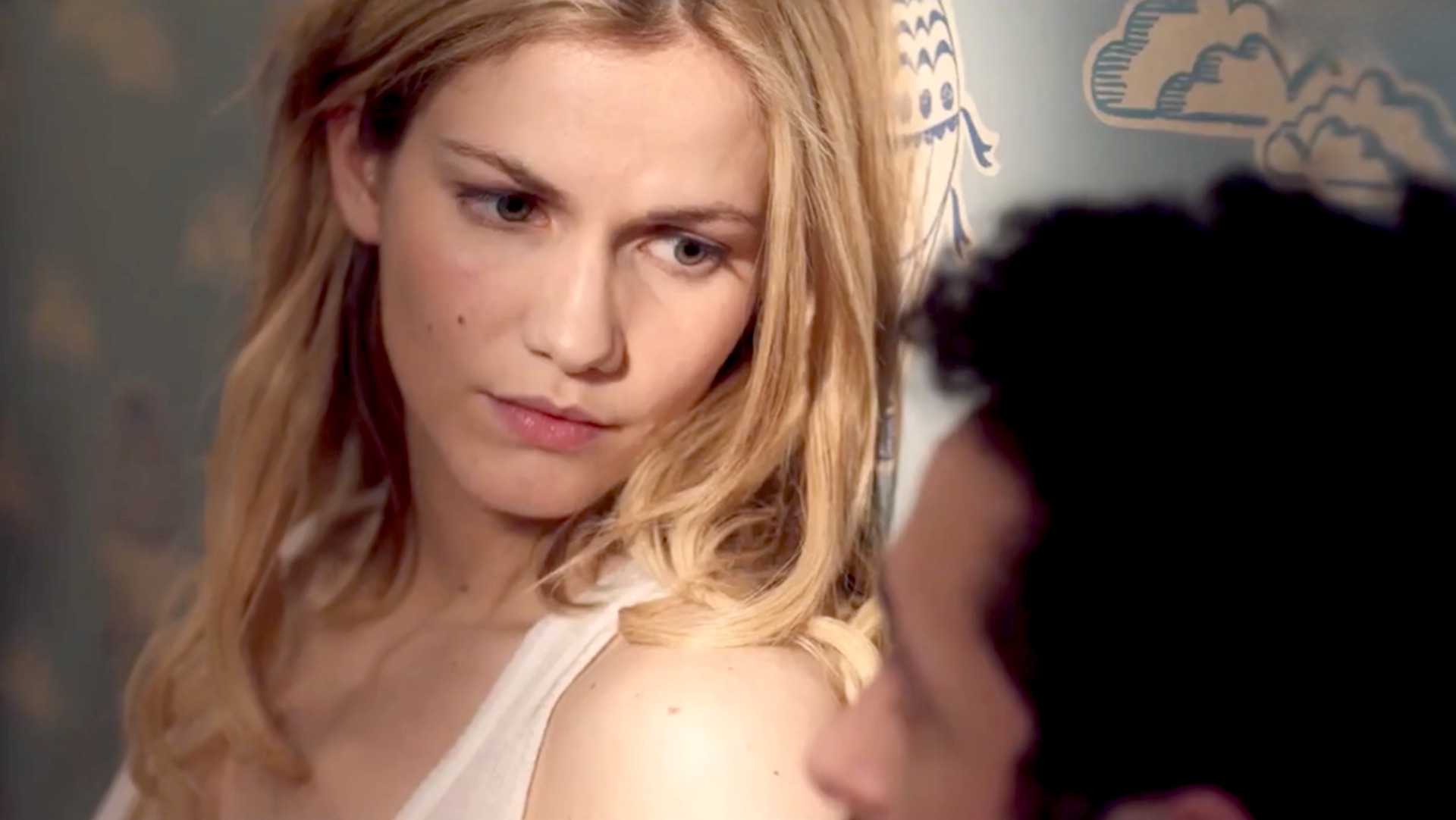 Margot Bancilhon incarne Néféli qui annonce à son colocataire « Je vais te faire l'amour comme on ne t'a jamais fait l'amour » avant de faire semblant de le sodomiser à quatre pattes dans le film Ami-Ami en 2018