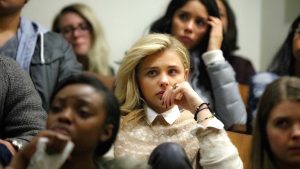 Chloë Grace Moretz est une étudiante de 18 ans dont la vie bascule lorsque son meilleur ami est abattu en plein jour à Washington dans le film November Criminals en 2017