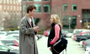 Chloë Grace Moretz qui a une taille de 1m63 interprète une étudiante amoureuse face à l'acteur Ansel Elgort qui est bien plus grand qu'elle en soulignant ainsi toute sa naturelle puissance féminine dans le film November Criminals en 2017