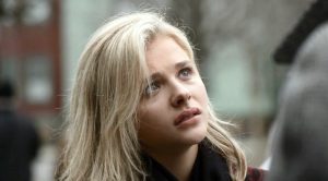 Chloë Grace Moretz a 18 ans lorsqu'elle incarne le rôle de Phoebe Zeleny une étudiante vierge de 18 ans au cœur d'une romance bouleversante dans le film November Criminals en 2017