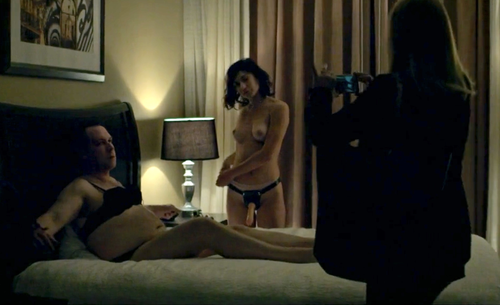 Kiley Casciano incarne Lulu harnachée d'un gode-ceinture qui domine un homme vêtu de lingerie féminine afin d'enregistrer une sextape pour le manipuler dans la série Ozark en 2018