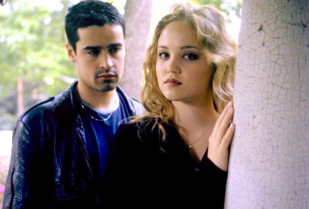 Erika Christensen incarne une étudiante très entreprenante avec un homme qu'elle désire ardemment au point de détruire sa relation de couple actuelle dans le film Swimfan la fille de la piscine en 2002