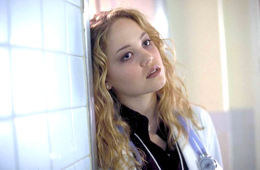 Erika Christensen a 20 ans quand elle interprète le rôle de Madison Belle une ravissante étudiante obsédée par sa relation sexuelle avec un homme déjà en couple dans le film Swimfan la fille de la piscine en 2002