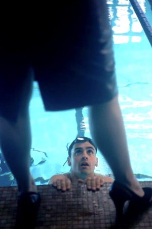 Erika Christensen est dominante voire dominatrice avec un homme qu'elle dresse sous son joug d'étudiante séductrice jusqu'à ce qu'il fasse l'amour avec elle dans le film Swimfan la fille de la piscine en 2002