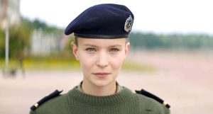 Diane Rouxel est une jeune recrue de la Marine Nationale prête à tout pour porter le béret vert des commandos de marine