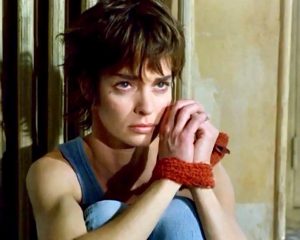 Alice est interprétée par Anne Parillaud attachée à un radiateur comme une soumise sadomasochiste tandis que son amant pénètre sa sœur Elsa à côté d'elle dans le film À la folie en 1994