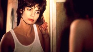 Anne Parillaud incarne Alice dans le film À la folie en 1994 se retrouvant confrontée à la faiblesse de son amant qui cède aux provocations sexuelles de sa sœur Elsa en lui faisant l'amour avec ardeur malgré les interdits de sa relation adultère perverse