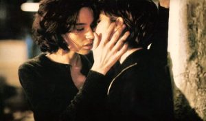 Elsa incarnée par Béatrice Dalle embrasse sur la bouche Anne Parillaud qui interprète sa sœur Alice afin de poursuivre leur sulfureuse relation incestueuse teintée de sadomasochisme dans le film À la folie en 1994