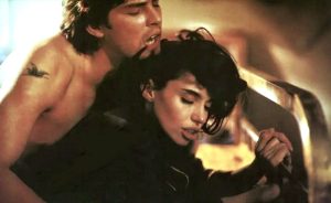 Elsa s'offre à l'amant de sa sœur qui la prend par derrière avec une pénétration vaginale ou une sodomie de Béatrice Dalle gémissant de plaisir afin que Alice ligotée puisse bien entendre sa jouissance adultère dans le film À la folie en 1994