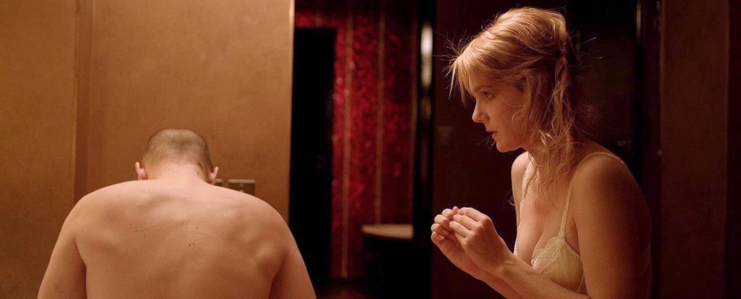 Émilie Piponnier interprète Alice escort girl débutante qui regarde son client enfiler sur son pénis un préservatif avant la pénétration tarifée lors de son premier rendez-vous à l'hôtel dans le film Alice en 2020