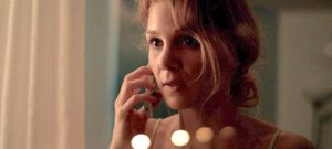 Émilie Piponnier joue le rôle d'Alice jeune escort girl parisienne qui reçoit par téléphone les heures et les lieux de ses rendez-vous sexuels tarifés avec des clients dans le film Alice en 2020