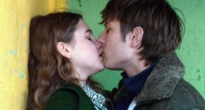 Le merveilleux baiser sur la bouche d'une adolescente amoureuse interprétée par Liv Henneguier dans le film Crache cœur de 2015