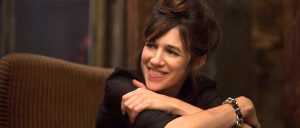 Lilly est incarnée par Charlotte Gainsbourg en punkette lesbienne assumée avec un tatouage queer sur l'avant-bras et surtout en potentielle sodomisatrice d'homme quand elle porte son gode-ceinture dans le film Do Not Disturb en 2012