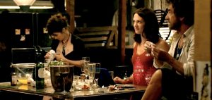 Lilly interprétée par Charlotte Gainsbourg sein nu et Monica interprétée par Asia Argento lesbienne provocatrice encouragent leurs amis à pratiquer la sodomie dans le film Do Not Disturb en 2012