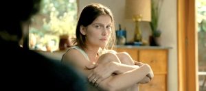 Laetitia Casta incarne Anna Azuelos en jeune épouse découvrant que son mari est déterminé à se lancer dans un tournage hard très pervers avec une sodomie dans le film Do Not Disturb en 2012