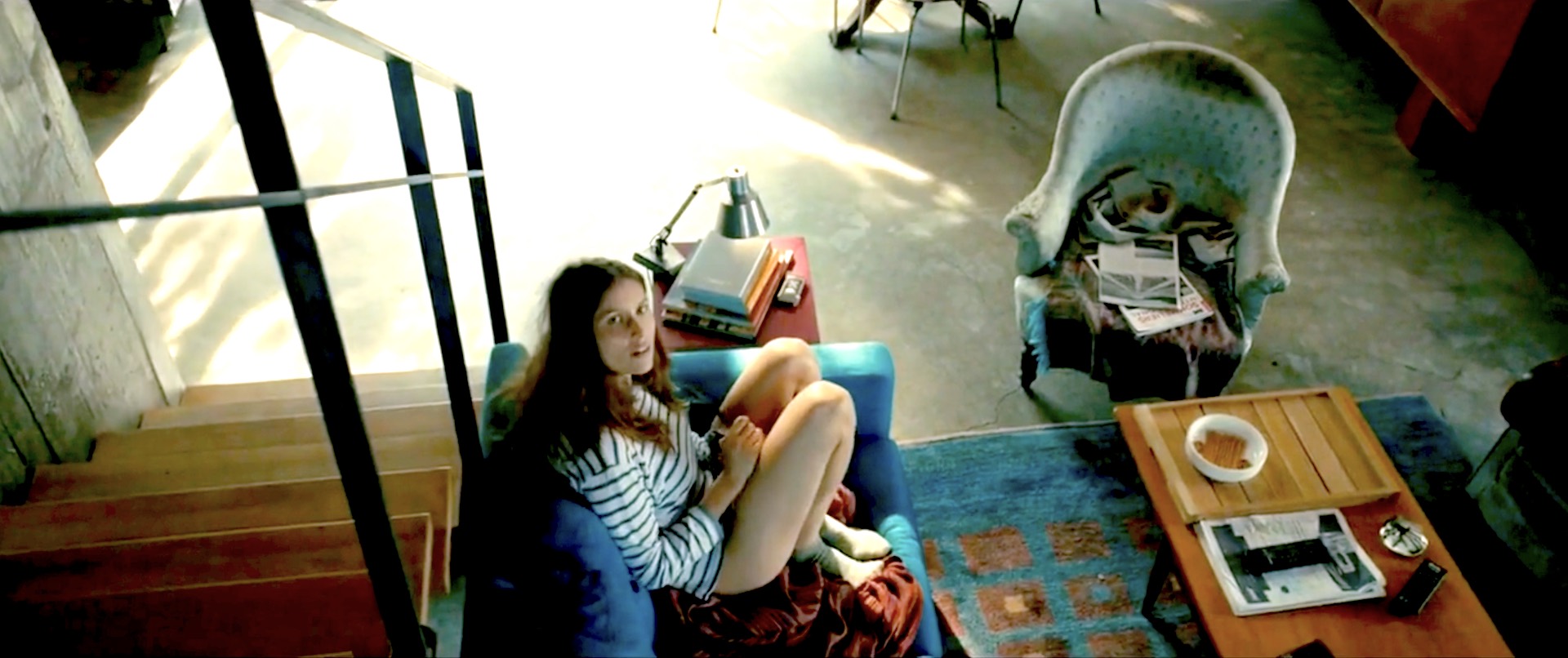 Anna Azuelos interprétée par Laetitia Casta nue sous sa marinière se promène fesses nues à l'intérieur de son appartement après avoir chevauché son mari pour lui faire l'amour autoritairement dans le film Do Not Disturb en 2012