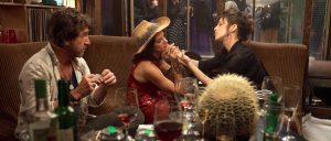 Monica jouée par Asia Argento et Lilly jouée par Charlotte Gainsbourg forment un couple de lesbiennes décomplexées qui vont inviter Jeff joué par François Cluzet à faire l'amour à trois sans lui avoir précisé auparavant leur désir d'utiliser un gode-ceinture pouvant servir à le sodomiser dans le film Do Not Disturb en 2012