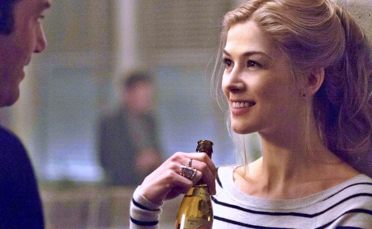 La ravissante Amy Dunne jouée par Rosamund Pike utilise sa fellation pour piéger un homme afin de pouvoir le détruire impitoyablement dans le film Gone Girl en 2014