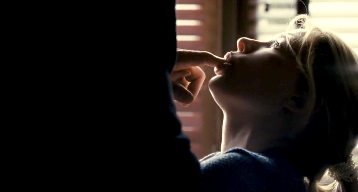 Haley Bennett qui incarne le rôle de Megan Hipwell a pris la décision de sucer le doigt d'un homme mûr comme si elle lui faisait une fellation pour souligner le rapport à la sexualité de la jeune femme dans le film La Fille du train en 2016