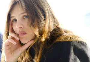 Maïwenn Le Besco incarne une jolie femme adultère n'hésitant pas à avoir des rapports sexuels avec le professeur de littérature dont sa belle-fille étudiante était déjà tombé amoureuse dans le film L'Amour est un crime parfait en 2014