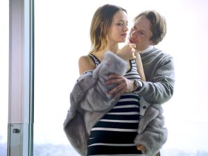 Sara Forestier interprète une étudiante qui utilise toutes ses potentialités sensuelles pour conquérir l'homme mûr en l'embrassant avec sa langue et en touchant ses parties intimes dans le film L'Amour est un crime parfait en 2014