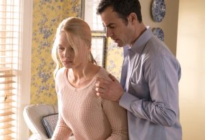 Rebecca Ferguson incarne Anna Watson trompée par son mari Tom Watson qui entretient une relation charnelle vicieuse avec leur baby-sitter dans le film La Fille du train en 2016