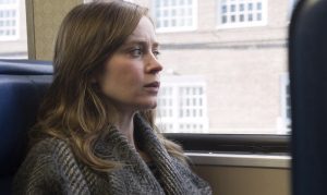 Emily Blunt interprète le rôle de Rachel Watson qui observe chaque matin et chaque soir depuis son wagon de train la maison où elle vivait avec son ex-mari et la maison de leurs voisins où réside un jeune couple adultère dans le film La Fille du train en 2016