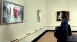 Emily Blunt incarne Rachel Watson une jolie femme de 32 ans qui prétend continuer à travailler chaque jour à New York mais elle passe son temps à boire au bar de la gare centrale ou à errer au gré des rues de Manhattan dans le film La Fille du train en 2016