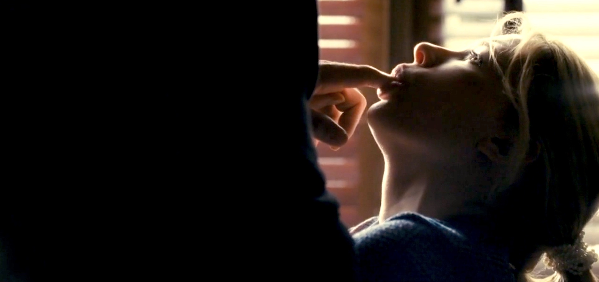 Megan Hipwell incarnée par Haley Bennett offre une très sensuelle fellation au doigt de son psychiatre dans le film La Fille du train en 2016