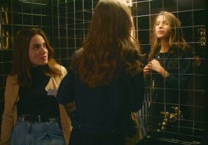 Le film Les Indociles est une exploration du plaisir féminin sous toutes ses formes avec notamment des jeunes escort girls et leurs clients dans les chambres feutrées d'un hôtel de luxe